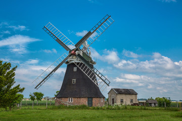 Fototapeta na wymiar Holländer Windmühle mit Nebengebäude in Rövershagen