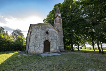 Fototapeta na wymiar Chiesa di Frattina a Pravisdomini, borgo medioevale