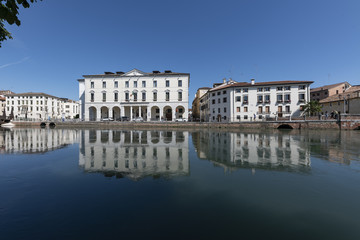 Fototapeta na wymiar Treviso, Palazzo San Paolo, sede universitaria e il fiume Sile