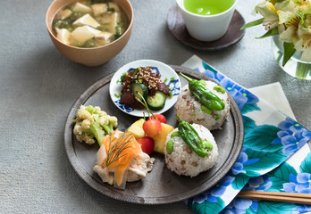 豚冷しゃぶサラダと枝豆にぎりの和風プレート