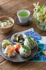 豚冷しゃぶサラダと枝豆にぎりの和風プレート