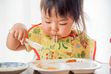 ご飯を食べる子供