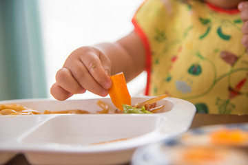 ご飯を食べる子供