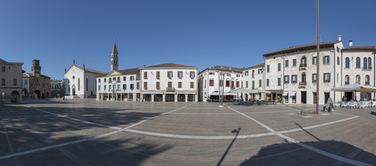 Naklejka premium Oderzo e la sua enorme piazza cittadina