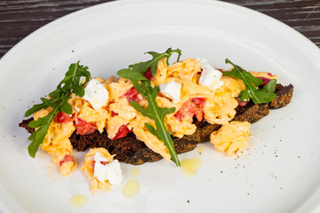 Tasty scramble on bread