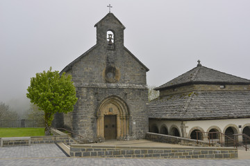 Fototapeta na wymiar Chapelles Santiago et Sancti Spiritus de Ronceveaux, dans les Pyrénées espagnoles, en Navarre, Espagne