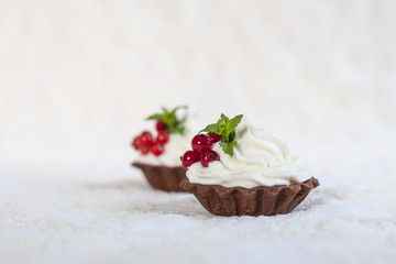 Homemade chocolate tartlets with creamcheese, currents