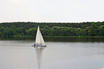 Żaglówka na jeziorze