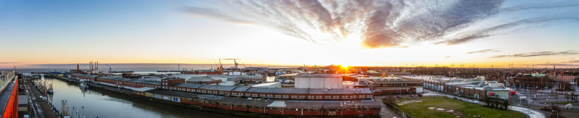 Panorama vom Hafen Cuxhaven beim Sonnenaufgang - obrazy, fototapety, plakaty