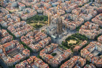 Luftaufnahme von Barcelona, Wohnviertel Eixample und Basilika Sagrada Familia, Spanien © marchello74