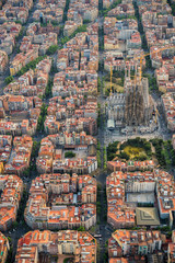 Fototapeta premium Widok z lotu ptaka dzielnicy mieszkalnej Barcelona Eixample i Sagrada Familia, Hiszpania