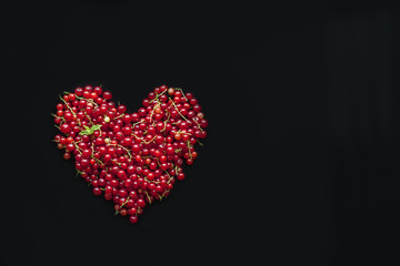 Obraz na płótnie Canvas Heart from red currants 
