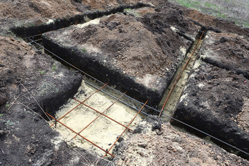Technology of digging tranches under the pile and tape base (fundament) on building of the house
