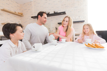 Family eating cookies