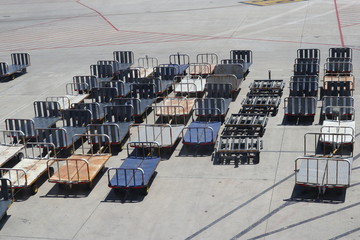 Gepäckwägen auf einem Flughafen