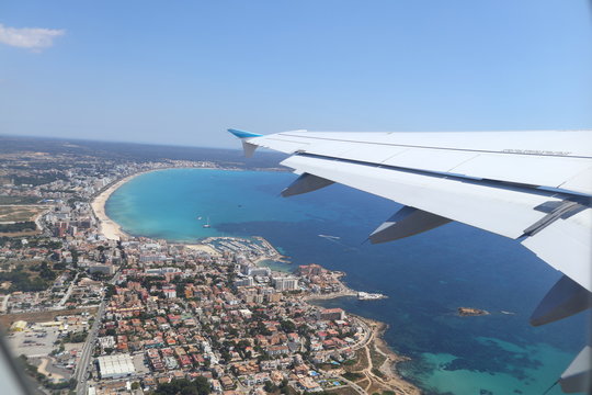 Flugzeug &uuml;ber Palma de Mallorca