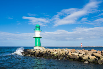 Obraz premium Mole an der Ostseeküste in Warnemünde