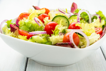 Insalata fresca con cetrioli, lattuga, pomodori, anelli di cipolla e timo 