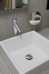 évier vasque carré de salle de bain