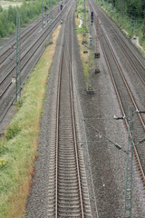 Obraz na płótnie Canvas Eisenbahngleise von einer Brücke Nähe Bahnhof