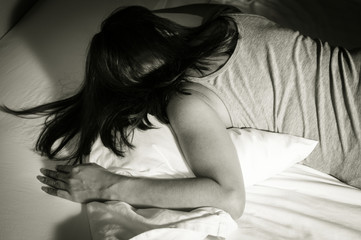 Naklejka premium Woman crying on bed,black and white color.