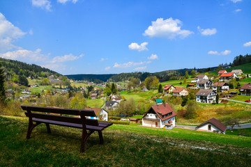 Blick auf Warmensteinach im Fichtelgebirge im Frühling