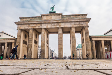 Fototapeta na wymiar Brandenburger Tor vom Boden fotografiert