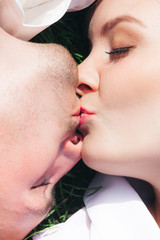 Obraz premium Man and woman lying on grass having date