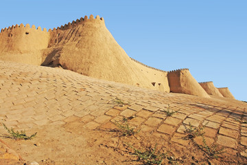 Mury obronne wokół miasta Khiva w Uzbekistanie
