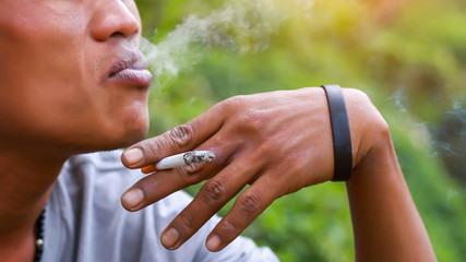 Obraz premium asian man smoker smoking cigarette