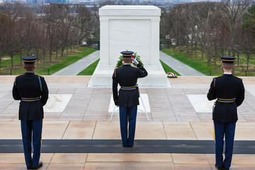 Changing of the Guard at Tomb of the Unknowns, Arlington National Cemetery, Washington DC, USA - obrazy, fototapety, plakaty