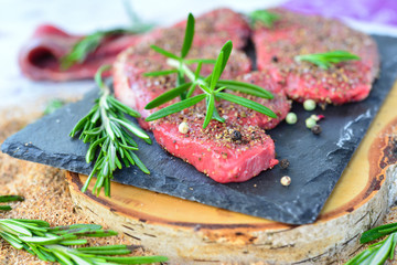 Rinderfilet zum grillen mit frischem Rosmarin