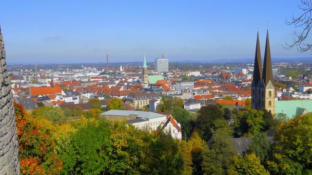 Blick über die Stadt Bielefeld Westfalen Deutschland von der Sparrenburg
