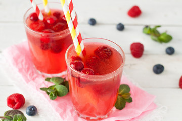 Iced lemonade with berries