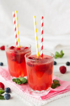 Iced lemonade with berries