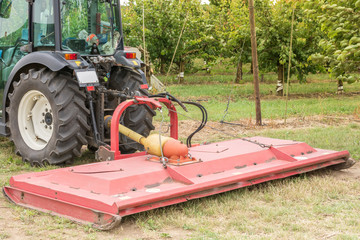 Sichelmäher an einem kleinen Traktor zur Bewirtschaftung einer Obstplantage © Ralf Geithe