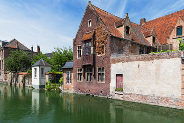 Fototapeta premium Ancient houses on the bank of the channel in Bruges, Belgium.
