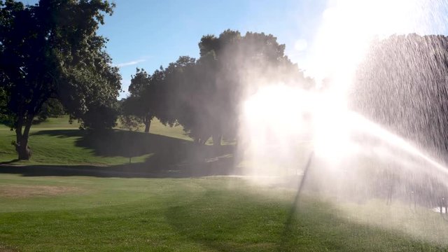 regando en el campo de golf