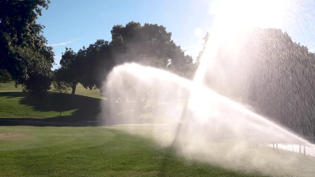 regando en el campo de golf