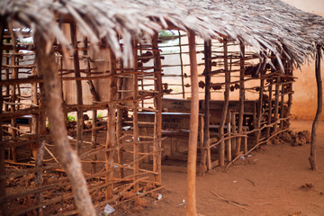 Escuela de adobe en áfrica con pizarra, en construcción tierra roja