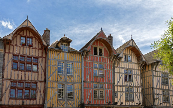 Façades colorées des maisons Champenoises