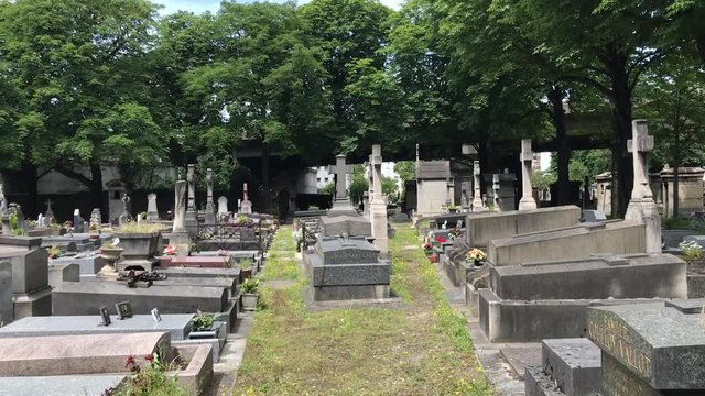 Tombes du cimetière des Batignolles à Paris