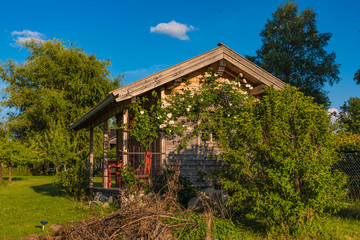 Fototapeta na wymiar Gartenhaus am Simssee in Oberbayern
