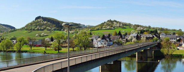 Moseltal mit Traben-Trarbach Wolf Panorama mit der alten schmalen Moselbrücke
