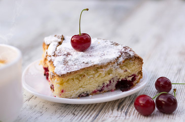 Вкусный кусок вишневого пирога на белой тарелке 