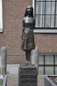 Statue d'Anne Frank à Amsterdam