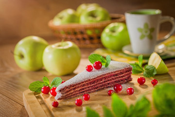 Кусок торта и яблоки Piece of cake and apples