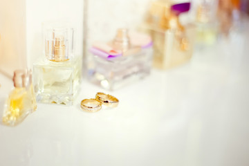 Obraz na płótnie Canvas Choosing wedding perfume concept.
