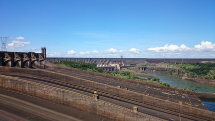 Fototapeta na wymiar Staukraftwerk Itaipu