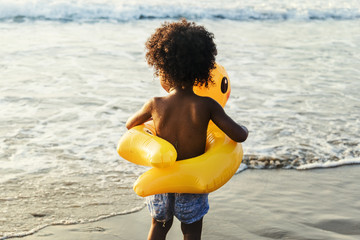 Cute toddler with duck tube on the beach © Rawpixel.com